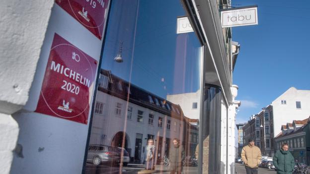 Michael Miv Pedersen fra Restaurant Tabu i Aalborg hæver barren til nyt højt niveau og tror på michelin-stjerner næste gang. <i>Foto: Henrik Simonsen</i>
