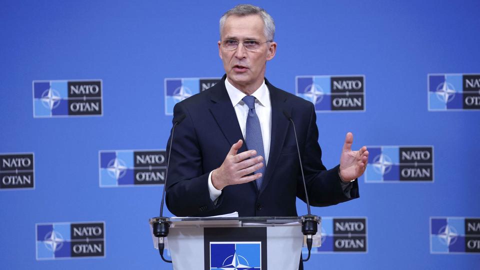 Natos generalsekretær, Jens Stoltenberg, kalder Ruslands invasion af Ukraine for det mest alvorlige sikkerhedssituation i Europa i årtier. Derfor styrker Nato nu forsvaret i det østlige medlemslande. Der vil dog ikke blive indsat styrker i Ukraine. <i>Kenzo Tribouillard/Ritzau Scanpix</i>