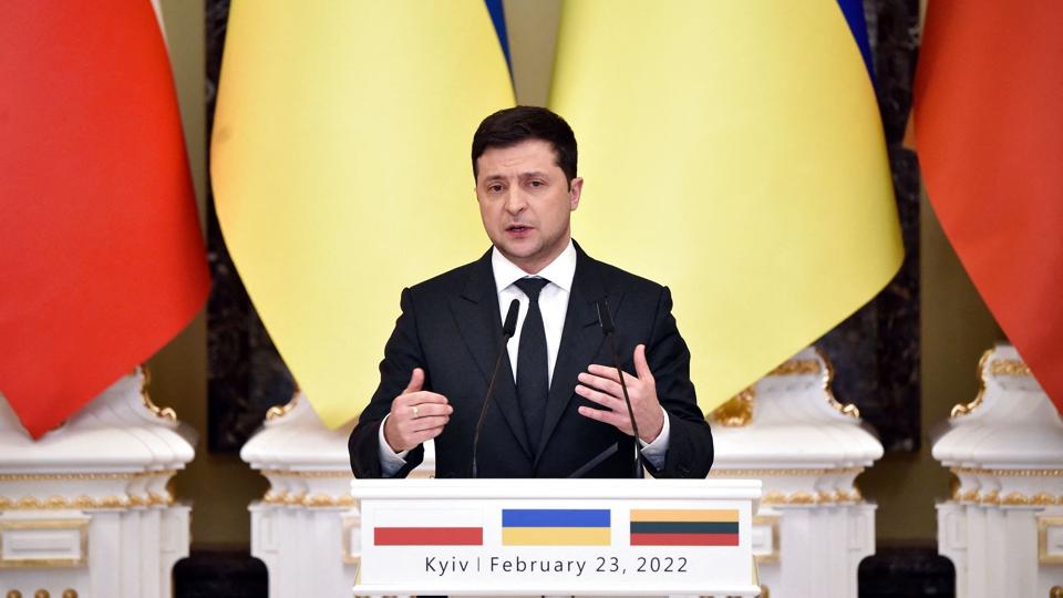 Ukraine og Rusland diskuterer tid og sted for mulige forhandlinger, oplyser en talsmand for Ukraines præsident, Volodimir Zelenskij (billedet). <i>Sergei Supinsky/Ritzau Scanpix</i>