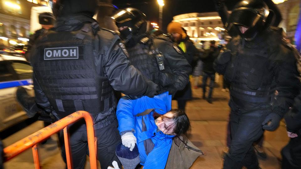 Russisk politi anholder en demonstrant i Sankt Petersborg lørdag. I flere byer har der igen været demonstrationer mod præsident Vladimir Putins invasion af nabolandet Ukraine. <i>Dmitri Lovetsky/Ritzau Scanpix</i>
