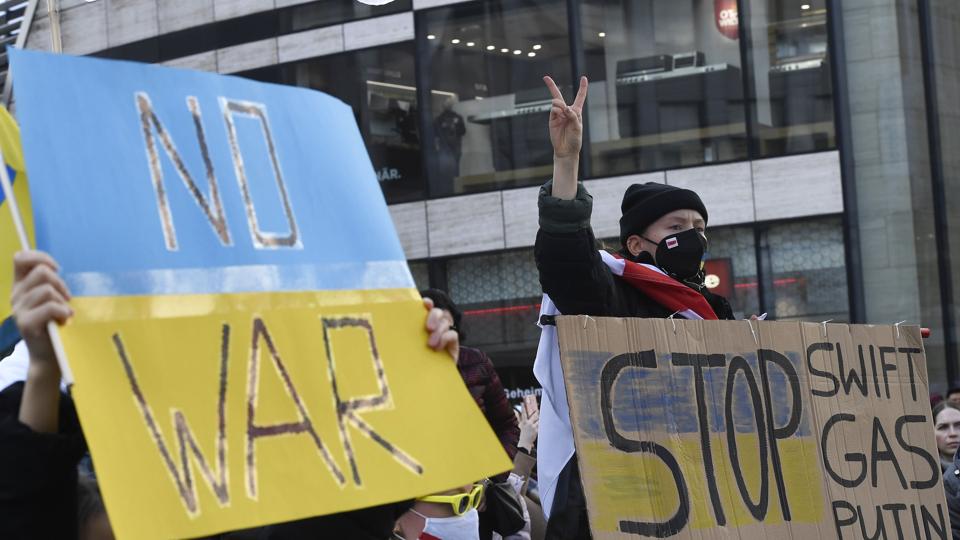 Flere hundrede personer demonstrerede lørdag i Düsseldorf i Tyskland mod Ruslands invasion af Ukraine og mod Europas fortsatte forbrug af russisk gas. <i>Roberto Pfeil/Ritzau Scanpix</i>