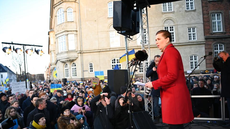 Statsminister Mette Frederiksen (S) holder tale ved demonstrationen 'Stop Ruslands krig mod Ukraine' foran den russiske ambassade i København søndag. <i>Thomas Sjørup/Ritzau Scanpix</i>