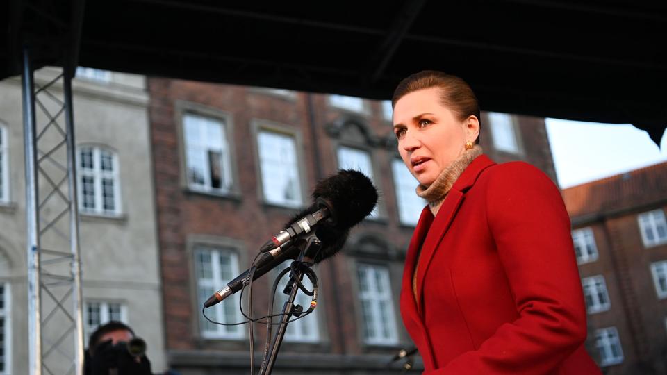 Søndag eftermiddag holdt statsminister Mette Frederiksen (S) tale ved en demonstration mod Ruslands invasion af Ukraine. Søndag klokken 18.30 holder hun sammen med forsvarsminister Morten Bødskov (S) et kort pressemøde i Statsministeriet. <i>Thomas Sjørup/Ritzau Scanpix</i>