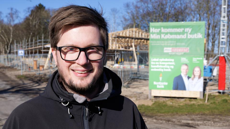 Kasper Pedersen er den nye købmand i byen - og han er helt rolig i forhold til butikkens fremtid. <i>Foto: Bo Lehm</i>