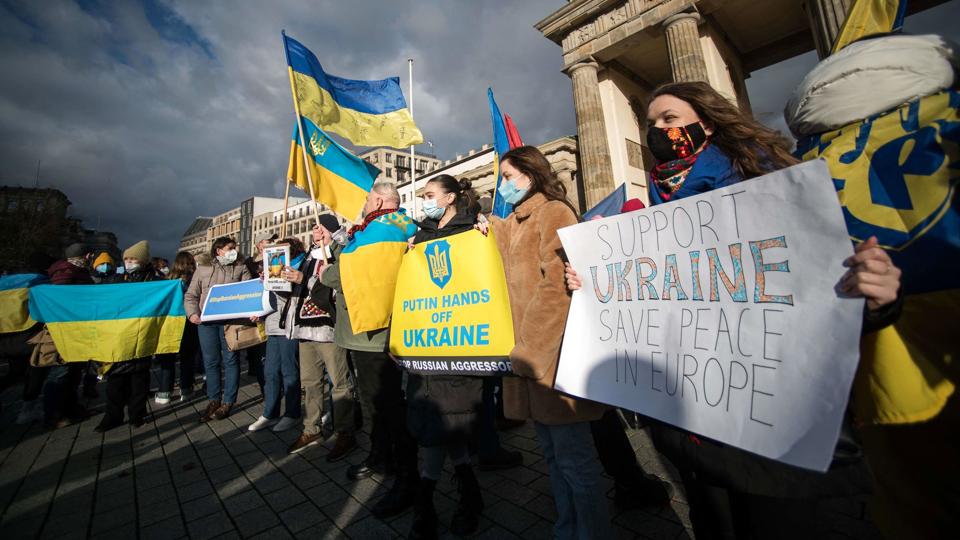 Ved Brandenburger Tor i Berlin var over 100.000 personer samlet i protest mod den russiske invasion af Ukraine. <i>Stefanie Loos/Ritzau Scanpix</i>