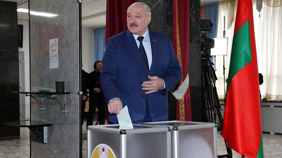 Hvideruslands præsident, Aleksandr Lukasjenko, afgav sin stemme ved en folkeafstemning i landet søndag. <i>Nikolay Petrov/Ritzau Scanpix</i>