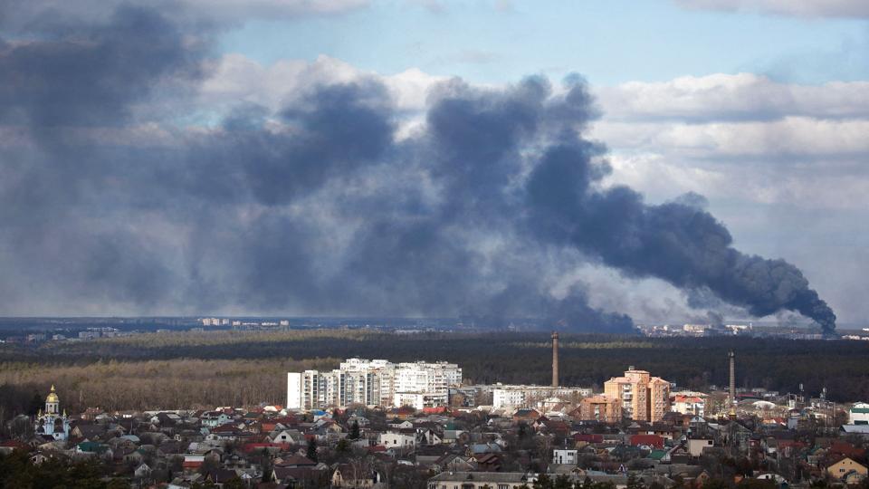 Røg stiger til vejrs i Kiev efter russiske angreb i weekenden. <i>Mykhailo Markiv/Reuters</i>