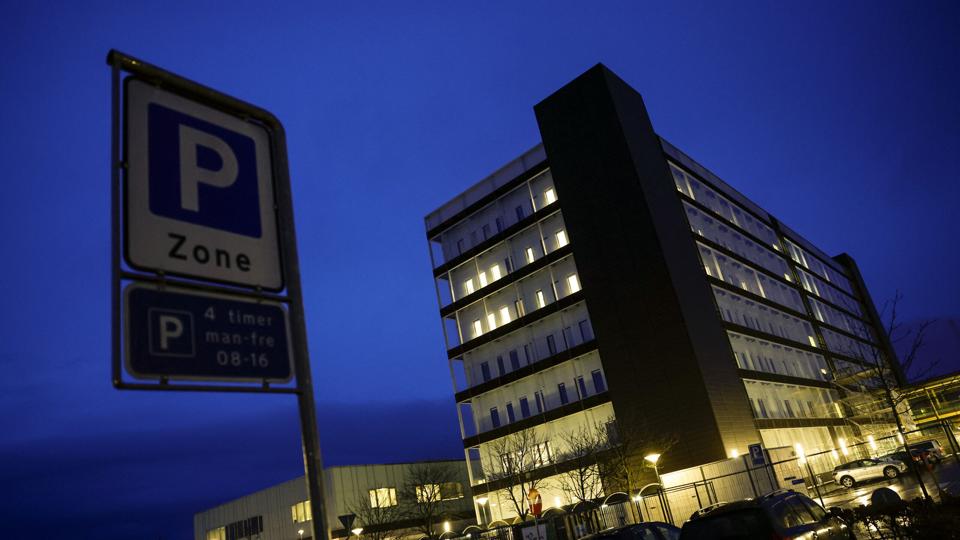 I en længere periode fra 1965 og frem til 1990 blev der på sygehuset i Hjørring begået seksuelle overgreb mod en række af nordjyske kvinder. Overgrebene blev angiveligt begået af en i dag afdød gynækolog. Sagerne kom først til offentlighedens kendskab, da en kvinde i december 2021 fortalte om et overgreb, der fandt sted i 1985. På baggrund af hendes fortælling åbnede den nuværende ledelse for sygehuset en større undersøgelse. Det førte til, at 19 kvinder to måneder senere havde henvendt sig med fortællinger om krænkende adfærd. Samtidig stod det også klart, at der formentlig derudover er et stort mørketal af kvinder, der ikke har ønsket at give sig til kende. Foto: Henrik Bo <i>Foto: Henrik Bo</i>