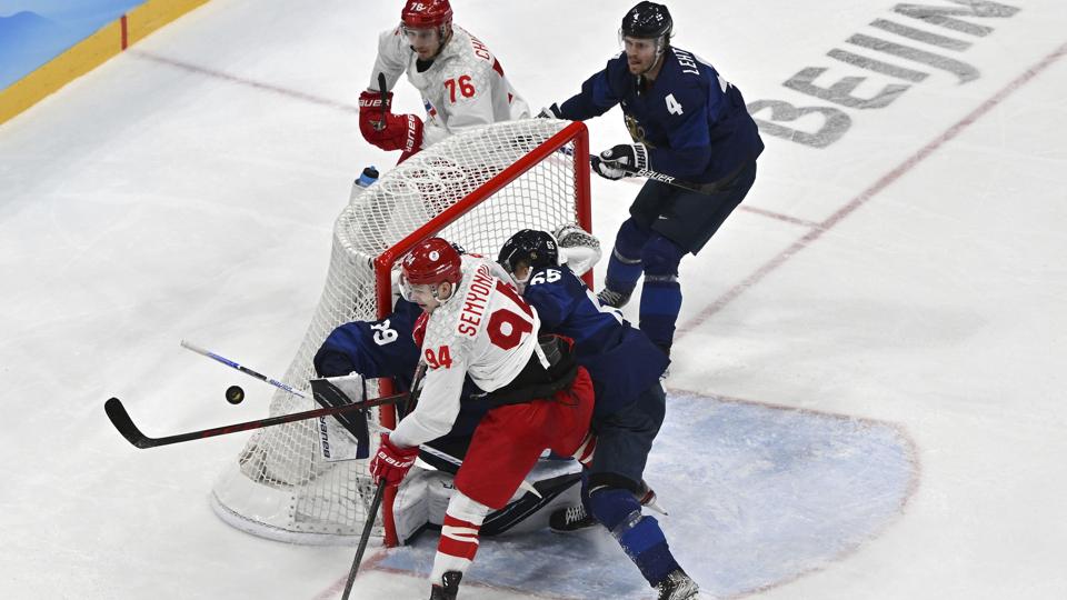 Finland i blåt slog det russiske landshold (i hvidt) i OL-finalen tidligere i februar. Står det til Finland, som er vært for A-VM til maj, kommer Rusland ikke til at deltage - eller spille ishockey i det hele taget for nu. (Arkivfoto) <i>Peter Kneffel/Ritzau Scanpix</i>