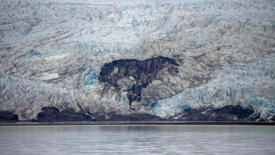 Global opvarmning på 1,5 grader vil gøre uoprettelig skade på naturen. For eksempel vil gletsjere forsvinde og ikke kunne komme tilbage igen. Her ses en smeltende gletsjer på Svalbard i Norge. (Arkivfoto). <i>Olivier Morin/Ritzau Scanpix</i>