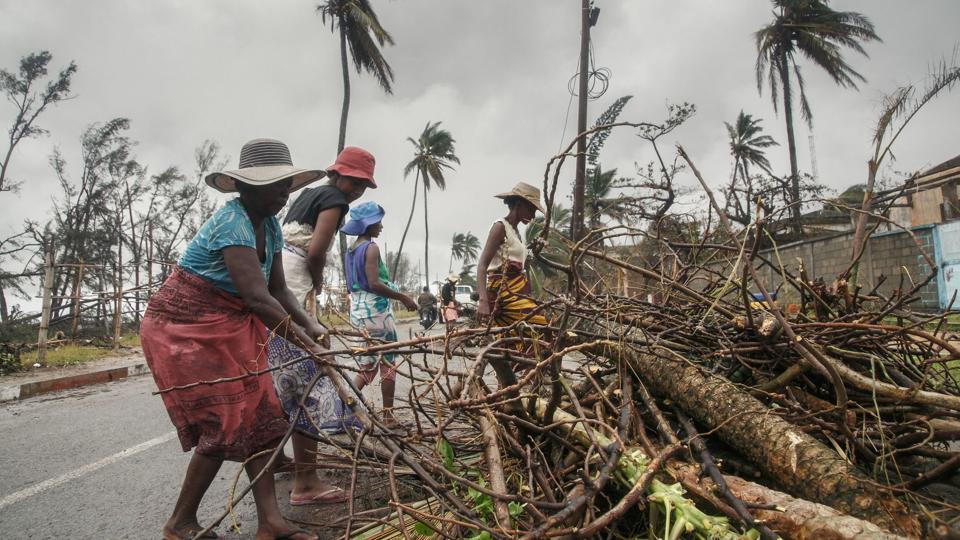 Det er særligt i Vest,- Central- og Østafrika, Sydasien, Central- og Sydamerika, små østater og Arktis, at borgerne er særligt sårbare over for klimaforandringer. Her ses borgere rydde op i Madagascar, efter at en cyklon har ramt østaten. (Arkivfoto). <i>Rijasolo/Ritzau Scanpix</i>