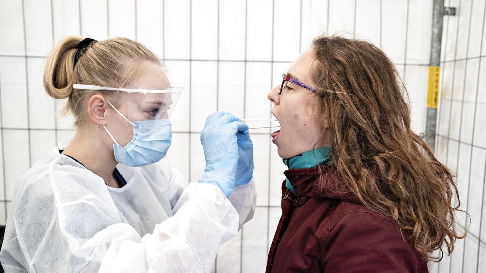 Kapaciteten for PCR-test i Danmark nedskaleres, så der fremover kan tages 140.000 PCR-test dagligt. (Arkivfoto) <i>Henning Bagger/Ritzau Scanpix</i>