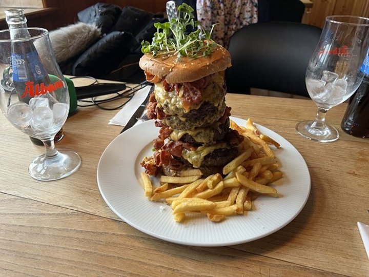 Monsterburgeren er gratis, hvis du spiser det hele og drikker din fadøl inden for 30 minutter. Foto: Alberte Nilsson