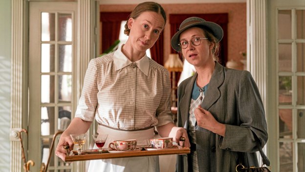 Traditionen tro fortæller Otilia (Merete Mærkedahl, tv.) og Edith (Ulla Vejby) hinanden, hvad der er sket siden sidst - så igen seer kan være i tvivl. Foto: Mike Kollöffel/TV 2 <i>Mike Kollöffel/TV 2</i>
