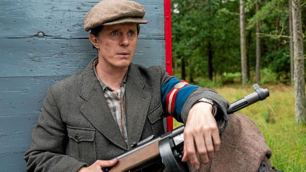 Metaforisk har Jens (Morten Holst) så frygtelig travlt med at kaste med sten, at han glemmer det glashus, han er vokset op i. Foto: Mike Kollöffel/TV 2 <i>Mike Kollöffel/TV 2</i>