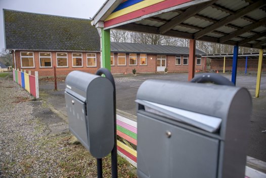 Den nedlagte skole i Hellum har været udbudt til salg siden 8. december. Foto: Martin Damgård