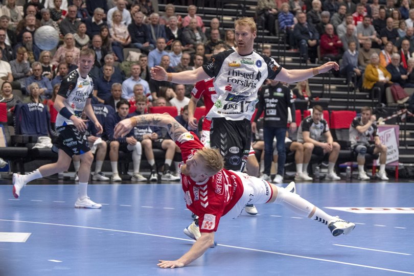 René Antonsen glider fri af Erik Toft og scorer for Aalborg Håndbold i søndagens hjemmekamp mod Mors-Thy. Foto: Henrik Louis <i>Foto:Henrik Simonsen</i>
