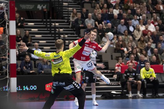 Kristian Bjørnsen udplacerer Rasmus Henriksen en af i alt seks gange i kampen. Foto: Henrik Louis <i>Foto:Henrik Simonsen</i>