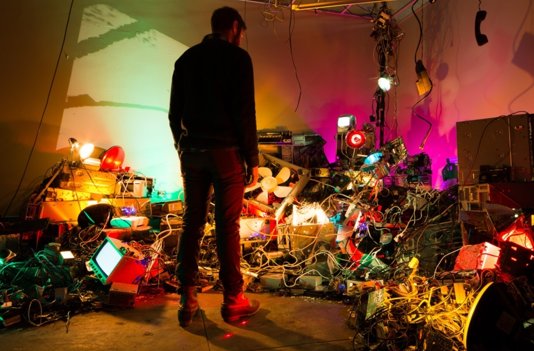 Tidligere installation. Messen afholdes ofte på historiske steder i New York og Los Angeles, fx har den været afholdt på St. Patrick's Old School og i UN Plaza-bygningen i New York. Alle værker vises desuden online og kan efterfølgende købes. Foto: Spring/Break Art Show