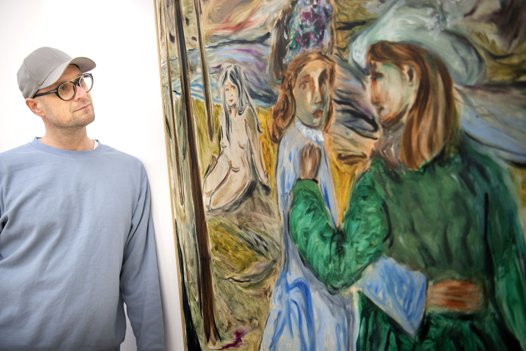 Kurator Rasmus Fischer har samarbejdet tæt med Lasse Thorst om installationen. Malerierne med skov kommer til at udgøre et bagtæppe bag portrætter af karakterer - hellige og syndige, nogle gange begge dele på en gang. Foto: Claus Søndberg <i>Foto: Claus Søndberg</i>