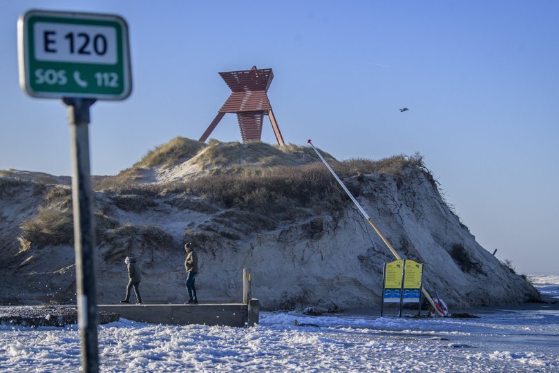 Vartegnet sømærket i Blokhus er faretruende tæt på at styrte ned på stranden. Foto: Martin Damgård <i>Martin Damgård</i>