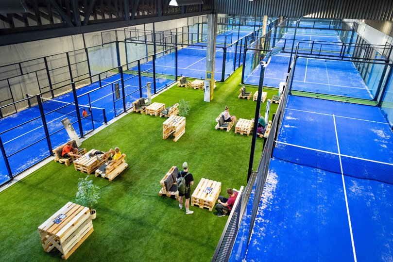 Det er blandt andet baner som disse i Padel Lounge i Aalborg, der trækker flere og flere nordjyder ind i padeltennissporten. Arkivfoto: Torben Hansen