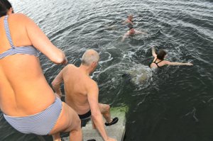 Giftstof fra brandskum fundet i fjorden: Kommune vil have tjek på badevandet