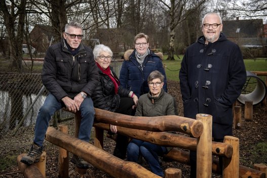 Fem bedsteforældre fra Skelund er stolte af den nye legeplads. Foto: Torben Hansen
