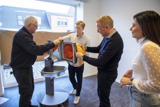 Der bliver arbejdet på højtryk inde bag det brune papir i Østergade 44. Lørdag er der åbningsreception og tirsdag åbner klinikken med de første behandlinger.