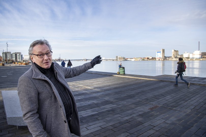 Event- og marketingmanden Arne Schade har et forslag om to store vartegn og attraktioner langs havnekajen i Aalborg og Nørresundby. Foto: Kim Dahl Hansen