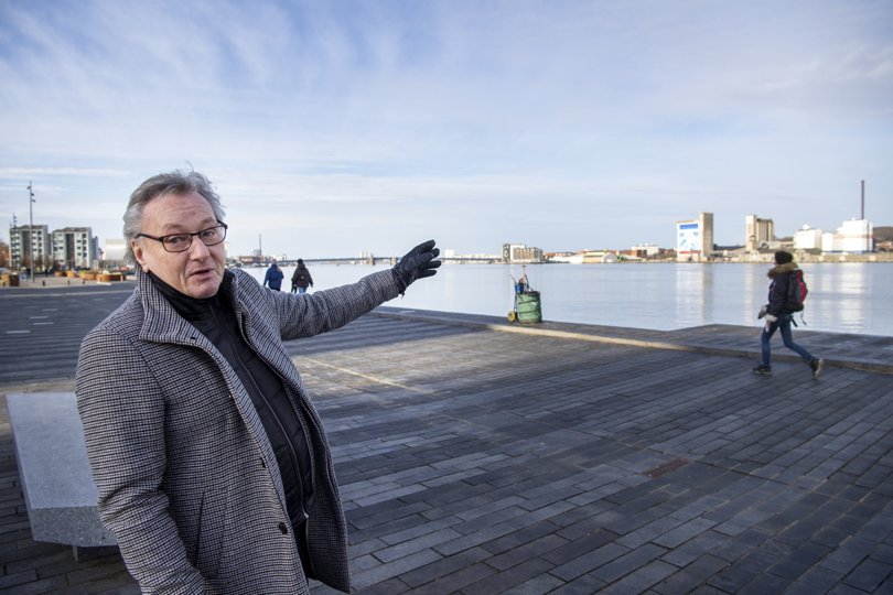 Event- og marketingmanden Arne Schade har et forslag om to store vartegn og attraktioner langs havnekajen i Aalborg og Nørresundby. Foto: Kim Dahl Hansen