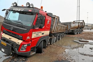 Undermineret af stormen: Lastbil sunket i til akslerne