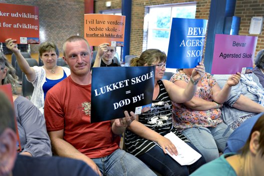 Mange politiske overvejelser - som eksempelvis skolelukninger - giver uro blandt borgerne. Men det bør ikke være et argument for, at politikerne holder kortene tæt til kroppen. Arkivfoto:Bente Poder
