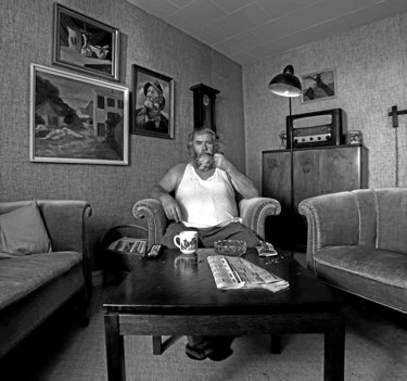 Hovedrolleindehaveren John Pedersen er normalt glatbarberet og kronraget, men lod hår og skæg gro for at være med i filmen.