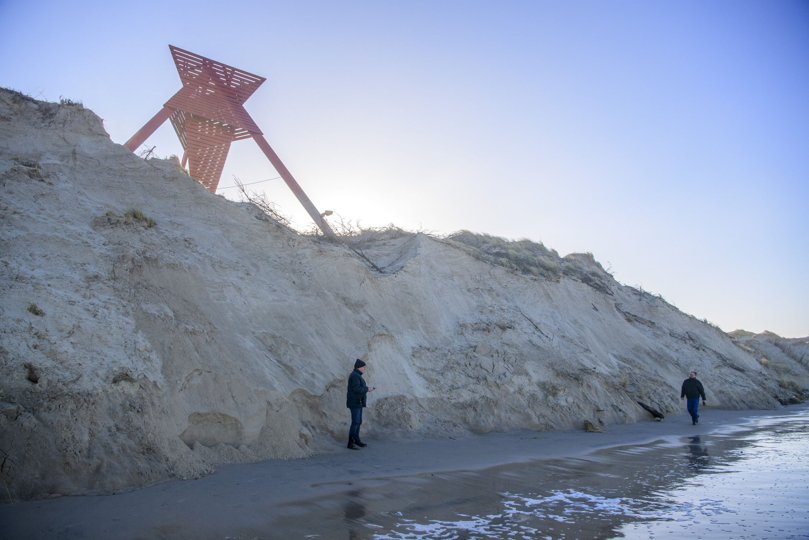 Lørdagens hårde storm tog en bid af klitterne ved stranden i Blokhus, så nu er sømærket endnu tættere på afgrunden. Foto: Martin Damgård <i>Martin Damgård</i>