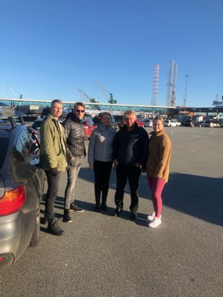 Caroline Bekhøi (th.) hendes far Bjarne (nr. to fra højre), hans venner Annette og Palle samt deres svigersøn Martin på havnen i Frederikshavn, hvor skiferien til Norge ikke fik den start, de havde drømt om. Privatfoto