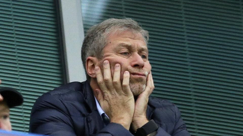 Roman Abramovich har trukket sig fra den daglige ledelse i fodboldklubben Chelsea. Angiveligt er han i Hviderusland til forhandlinger mellem Ukraine og Rusland. <i>Matt Dunham/Ritzau Scanpix</i>