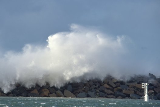 Selv om vinden søndag er løjet gevaldigt af i Hanstholm, er der stadig spektakulære møder mellem bølger og mole. Foto: Ole Iversen