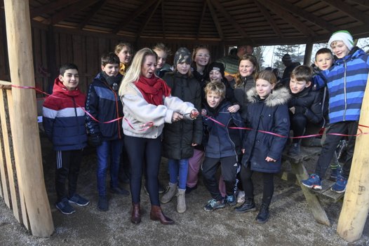 Formand for Støtteforeningen Søndergades Skole, Pia Høst Holmberg, klippede snoren til indvielsen af den ny hytte. Foto: Henrik Louis
