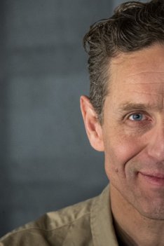 Kristján Ingimarsson (f. 1968) er oprindeligt fra Island. Han er leder af The Kristján Ingimarsson Company (tidligere Neander) samt freelance instruktør, skuespiller og performer. Hans fysiske sprog er blandt andet kendetegnet af mime, slapstick og dans og er ofte højenergisk. Foto: Martél Andersen <i>Foto: Martél Andersen</i>