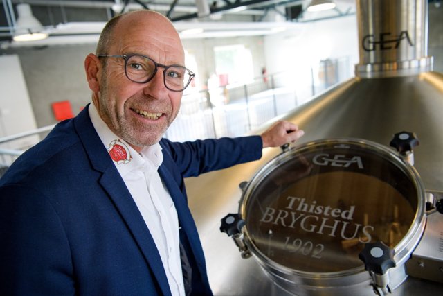 Direktør Aage Svenningsen oplyser, af der nu er brygget mere end 1200 bryg på bryghusets nye brygværk. Arkivfoto: Bo Lehm