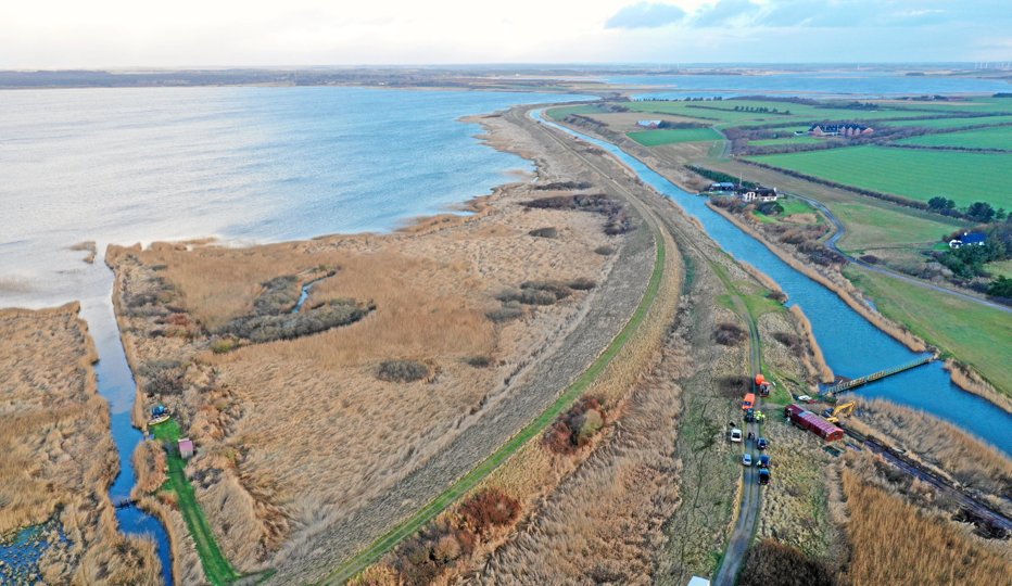 I dag ledes vandet fra Hvidbjerg Å-systemet udenom Flade Sø gennem den gravede Kastet Å. Når vådområdeprojektet er afsluttet, er der igen forbindelse mellem å-systemet og Flade Sø gennem to tunnelrør i diget øst for søen - et indløb i digets nordlige del og et udløbsrør i den sydlige del.Foto: Naturstyrelsen