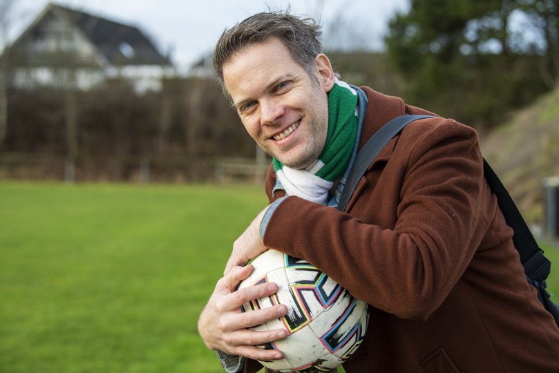 Claus Nivaa udgav i sommeren en digtsamling om fodbold - men den rummer også elementer af andet end vristspark og gode scoringer. Foto: Kim Dahl Hansen <i>Foto: Kim Dahl Hansen</i>