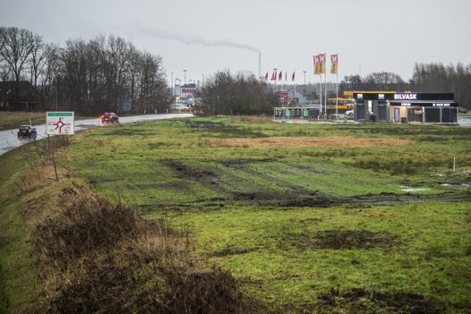 Den våde græsplæne bliver på sigt omdannet til nye forretninger, der skal gøre området ved motorvejen i Nørresundby mere attraktivt. Foto: Henrik Bo <i>Foto: Henrik Bo</i>