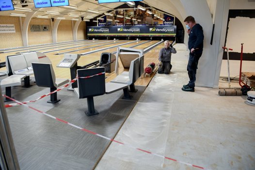 Gulvet et taget op og nyt er ved at blive lagt. Foto: Henrik