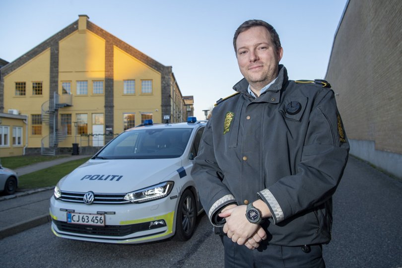 Politiassistent Rasmus Nielsen foran Brønderslev Nærpolitistation,  som ligger midt i Brønderslev. Han håber folk har lagt mærke til ham og kollegerne, og oplever, at politiet kommer, når der er brug for dem.
