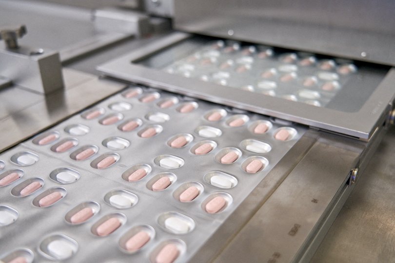 I løbet af få uger lander pillen her, Paxlovid fra Pfizer, i Danmark. Den vil mindske risikoen for at mennesker med kroniske lidelser bliver alvorligt syge, hvis de smittes med covid-19. Den første corona-pille, der kom på markedet kort før jul, viste sig at være en fuser. Arkivfoto: Ritzau Scanpix <i>Ritzau Scanpix</i>