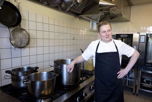 Simon Pedersen står også selv i køkkenet men kommer til at søge flere folk om ikke så længe. Foto: Henrik Bo <i>Foto: Henrik Bo</i>