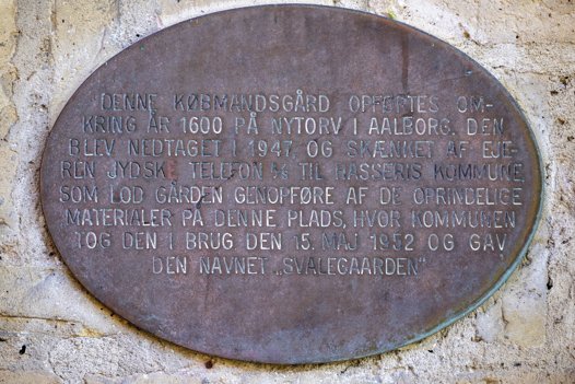 Svalegaarden hed oprindeligt Mønsteds Gaard og lå på Nytorv. I forbindelse med et byggeri blev den sten for sten og bjælke for bjælke genopført i Hasseris. Foto: Henrik Bo <i>Foto: Henrik Bo</i>