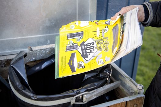 Det er slut med at smide gamle reklamer i skraldespanden, når affaldssortering rulles ud i de cirka 3000 sommerhuse i Mariagerfjord Kommune. Foto: Henrik Bo <i>Foto: Henrik Bo</i>